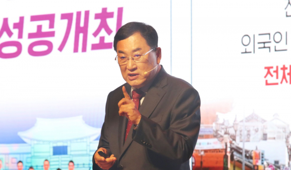 주낙영 경주시장이 1일 서라벌문화회관에서 열린 민선 9기 취임식에서 취임사를 통해 시정 운영 방향과 미래 비전을 발표하고 있다.