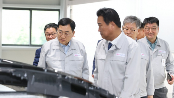 주낙영 경주시장이 지난 1일 내남면 명계3산업단지 내 ㈜바우를 방문해 생산시설을 둘러보며 기업 관계자로부터 설명을 듣고 있다.