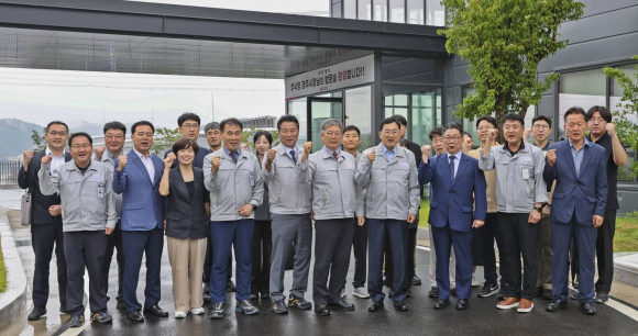 주낙영 경주시장이 지난 1일 내남면 명계3산업단지 내 ㈜바우를 방문해 관계자들과 함께 지역경제 활성화와 상생 발전을 다짐하며 기념촬영을 하고 있다.