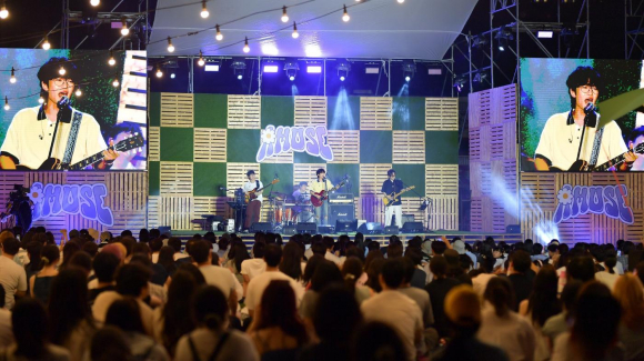 지난해 경주문화관1918 '어뮤즈 콘서트'에서 시민과 관광객들이 여름밤 야외 공연을 즐기고 있다.