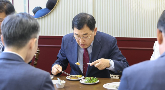 주낙영 경주시장을 비롯한 참석자들이 프렌치레스토랑 사업단 '오르에'에서 제공하는 메뉴를 시식하며 자활사업단 운영 현황을 살펴보고 있다.