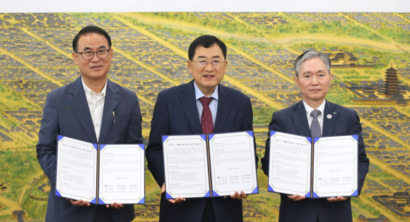 경주시와 월성원자력본부, 경주지역자활센터가 6월 30일 경주시청 대외협력실에서 지역 관광 활성화와 취약계층 자립 지원을 위한 지역상생 업무협약을 체결했다.