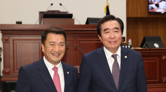 사진 좌측 최재필 부의장, 우측 임활 의장.