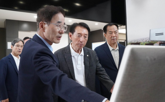 김석기 국회의원과 도의원, 시의원 등이 지난 4일 XR모빌리티 버스투어를 체험하고 스마트미디어센터 운영 현황을 보고 받았다.