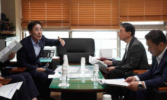 김석기 국회의원과 도의원, 시의원 등이 지난 4일 XR모빌리티 버스투어를 체험하고 스마트미디어센터 운영 현황을 보고 받았다.