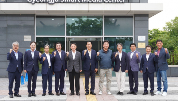 김석기 국회의원과 도의원, 시의원 등이 지난 4일 XR모빌리티 버스투어를 체험하고 스마트미디어센터 운영 현황을 보고 받았다. 방문객 단체사진.