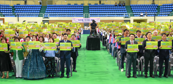주낙영 경주시장과 김석기 국회의원이 지난 3일 경주실내체육관에서 열린 제17회 생활개선회 한마음대회에서 생활개선회원들과 함께 '2050 탄소중립 희망농촌 실현' 퍼포먼스를 펼치며 기념촬영을 하고 있다.