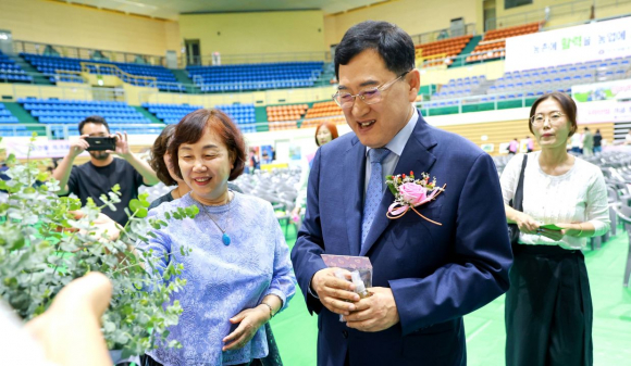 주낙영 경주시장과 배우자 김은미 여사가 지난 3일 경주실내체육관에서 열린 제17회 생활개선회 한마음대회 부대행사장을 둘러보며 생활개선회원들이 전시한 제품을 살펴보고 있다.