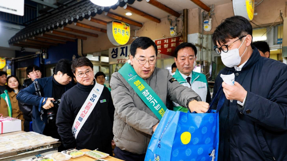 주낙영 경주시장이 지난 2월 설 명절을 맞아 경주지역 전통시장에서 장을 보며 상인들을 격려하고 있다.