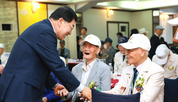 지난달 경주의 한 음식점에서 열린 '6·25전쟁 제76주년 기념식'에서 주낙영 경주시장이 참전유공자들과 인사를 나누며 감사의 뜻을 전하고 있다.