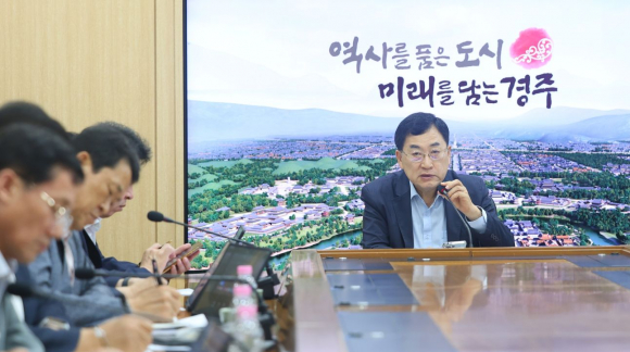 주낙영 시장이 민선 9기 출범 이후 첫 간부회의를 열고 청년정책과 지역 현안 해결을 위한 속도감 있는 행정을 주문하고 있다.