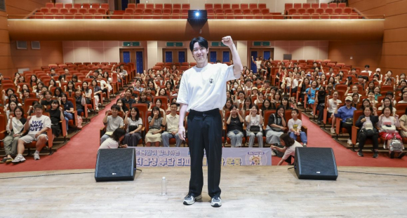 경주시가 6일 서라벌문화회관에서 개최한 2026년 인구감소 명사특강에서 최민준 강사와 참석자들이 함께 가족문화 확산의 의미를 나누고 있다.