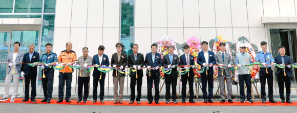 주낙영 경주시장을 비롯한 참석자들이 8일 감포읍 대본리 가곡항에서 열린 가곡항 어촌뉴딜300사업 준공식에서 테이프 커팅을 하고 있다.