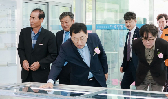 주낙영 경주시장이 8일 감포읍 대본리 가곡항에서 열린 가곡항 어촌뉴딜300사업 준공식에서 시설을 둘러보고 있다.
