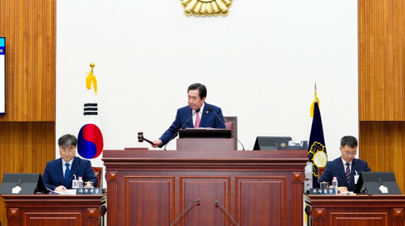 제10대 경주시의회(의장 임활)는 8일 본회의장에서 제298회 임시회 제2차 본회의를 열어 각 상임위원회 위원을 선임하고 위원장을 선출하는 것으로 전반기 원구성을 마쳤다.