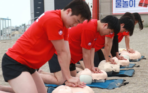 경주시가 해수욕장 개장에 앞서 나정고운모래해변에서 안전관리요원을 대상으로 심폐소생술(CPR)과 응급처치 교육을 실시하고 있다.