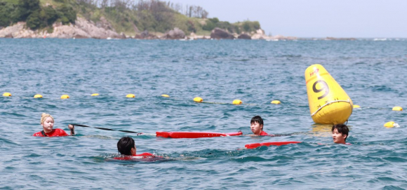 경주시가 해수욕장 개장에 앞서 익수자 구조 상황을 가정한 해상 인명구조 훈련을 실시하고 있다.