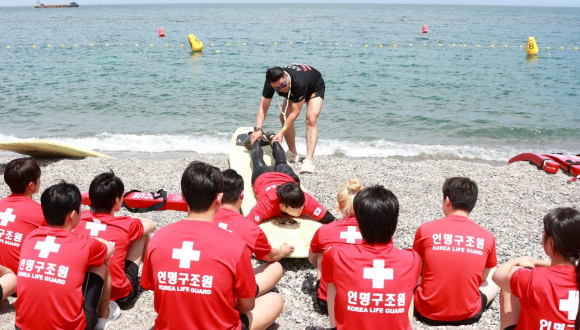 경주시가 해수욕장 개장에 앞서 나정고운모래해변에서 구조보드를 활용한 인명구조 실전훈련을 진행하고 있다.