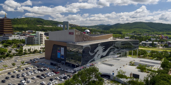 2025 APEC 정상회의가 열렸던 경주화백컨벤션센터(HICO) 전경. 경주시는 APEC 성공 개최 성과를 바탕으로 POST APEC 핵심 사업을 추진하고 있다.