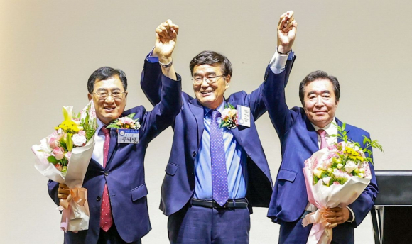 주낙영 경주시장(왼쪽부터), 박성환 재경경주향우회장, 임활 경주시의회 의장이 14일 서울 삼정호텔에서 열린 '재경경주향우회 정기총회 및 제36대 회장 취임식'에서 기념촬영을 하고 있다.