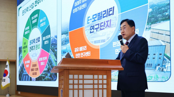 주낙영 경주시장이 15일 경주시청 알천홀에서 열린 민선 9기 첫 언론인 간담회에서 미래 경주를 이끌 성장전략과 4년간의 시정 비전을 시정 운영 방향을 설명하고 있다.
