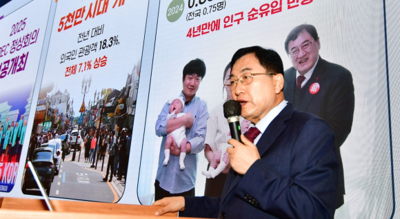주낙영 경주시장이 15일 경주시청 알천홀에서 열린 민선 9기 첫 언론인 간담회에서 미래 경주를 이끌 성장전략과 4년간의 시정 비전을 시정 운영 방향을 설명하고 있다.