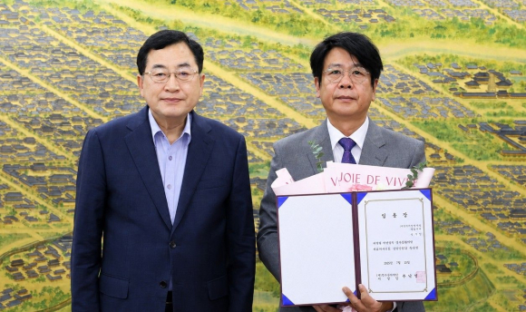 주낙영(왼쪽) 경주시장이 15일 시청에서 정지영 신임 경주문화재단 대표이사에게 임명장을 수여한 뒤 기념촬영을 하고 있다.