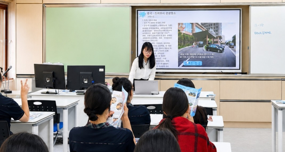 중국 츠저우시 외사판공실 소속 계방 연수 공무원이 선덕여자중학교 학생들을 대상으로 중국 문화와 행정을 소개하고 있다.