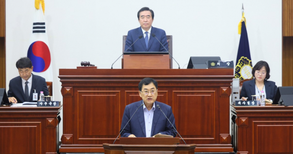 주낙영 경주시장이 20일 경주시의회 본회의장에서 열린 제299회 경주시의회 임시회 제1차 본회의에서 민선 9기 시정 운영 방향을 담은 첫 시정연설을 하고 있다.