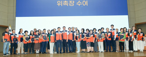 주낙영 경주시장이 20일 경주시청 알천홀에서 열린 '경주시 재난현장 통합자원봉사지원단' 발대식에서 자원봉사단체 관계자들과 기념촬영을 하고 있다.