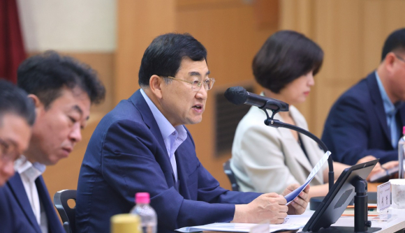 주낙영 경주시장이 21일 시청 알천홀에서 열린 민선9기 첫 확대간부회의를 주재하며 하반기 핵심 현안의 속도감 있는 추진과 시민이 체감하는 성과 창출을 당부하고 있다.