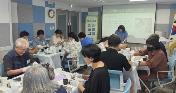 경주시치매안심센터는 20일 치매환자 가족을 대상으로 원예 힐링크로그램 '나만의 초록 세상'을 운영했다.
