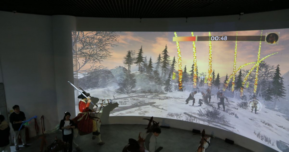 관람객들이 유교랜드 내 디지털 미디어아트(고창전투 인터랙티브 게임 등)를 즐기고 있다.