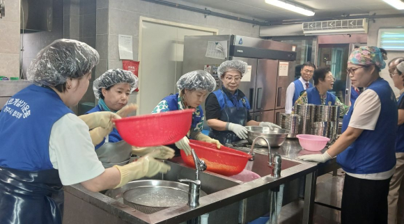 바르게살기운동 경주시협의회와 여성회 회원들이 20일 육군 제7516부대에서 군 장병들에게 제공할 자장면 150인분을 정성껏 준비하고 있다.