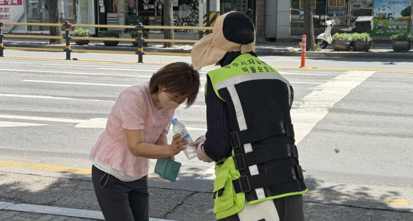 황오동 자율방재단원과 배진석 경북도의원, 최진열 경주시의원 등은 21일 신한은행 네거리와 구 경주역 일대에서 시민과 관광객에게 얼음물을 나눠주고 폭염 대응 행동요령을 안내하는 캠페인을 펼쳤다.