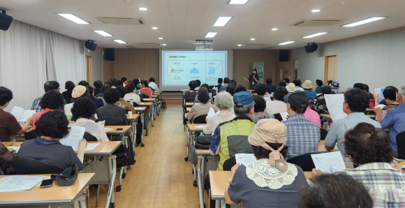 경주시는 20일부터 21일까지 경북경주시니어클럽 교육장에서 노인일자리 공동체사업단 참여자 200여 명을 대상으로 의료요양 통합돌봄 역량강화 교육을 진행했다.