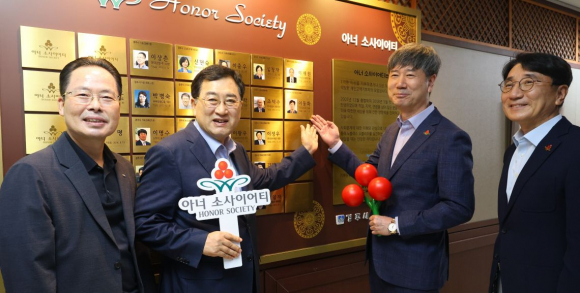 주낙영 경주시장(왼쪽 두 번째)과 이동화 피유테크㈜ 대표(오른쪽 두 번째)가 22일 시청 대외협력실에서 열린 '경주시 신규 아너 소사이어티 회원 가입식'에서 아너 소사이어티 명예의 전당 앞에서 기념촬영을 하고 있다.