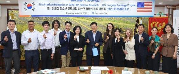 지난 23일, 경주시청 대외협력실에서 주낙영 경주시장이 한·미의회 청소년 교류사업 방한단과 기념촬영을 하고 있다.