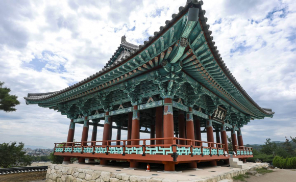 경주 금장대 전경과 누각 내부, 형산강 조망, 암각화 등 역사와 자연경관이 어우러진 금장대 모습.