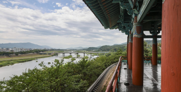 경주 금장대 전경과 누각 내부, 형산강 조망, 암각화 등 역사와 자연경관이 어우러진 금장대 모습.