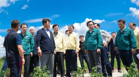경주시의회(의장 임활)는 26일 김석기 국회의원의 경주지역 가뭄피해 현장방문에 함께해 식수원과 농·공업용수 공급 상황을 점검하고, 피해 최소화를 위한 대응 방안을 모색했다.