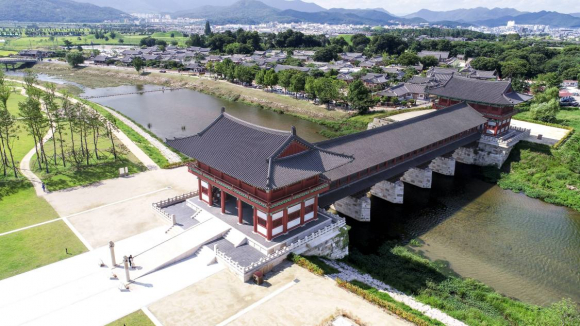 경주시가 관람객 편의와 안전 강화를 위해 관람환경 개선사업을 추진하는 월정교 전경. 광장과 탐방로, 주차장 등이 정비될 예정이다.