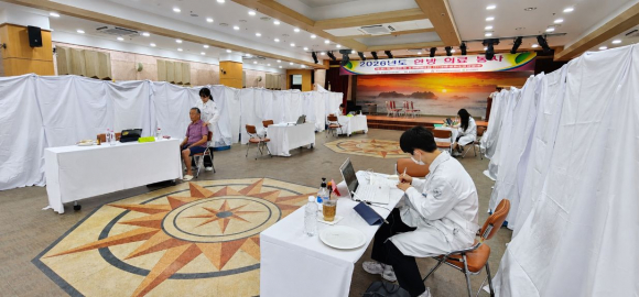 동국대학교 한의과대학 의료봉사동아리 '심우회' 학생들이 지난 23일부터 27일까지 문무대왕면 복지회관에서 지역 어르신들을 대상으로 무료 한방 의료봉사를 하고 있다.