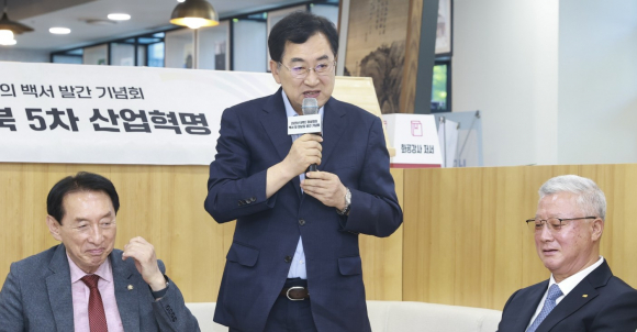 주낙영 경주시장이 29일 경상북도청 본청 K창에서 열린 '2025년 APEC 정상회의 백서 및 화보집 발간 기념회'에서 기념사를 하고 있다.