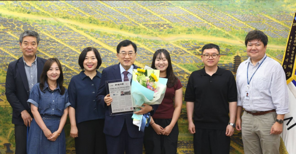 주낙영 경주시장이 30일 경주시청 대외협력실에서 조선일보 '2026 한국의 최고 경영대상' 4년 연속 수상을 기념해 홍보담당관실 공무원들과 기념촬영을 하고 있다.