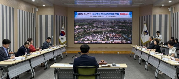 경주시는 27일 시청 대회의실에서 2026년 상반기 적극행정 우수공무원 선발을 위한 최종심사를 진행했다.