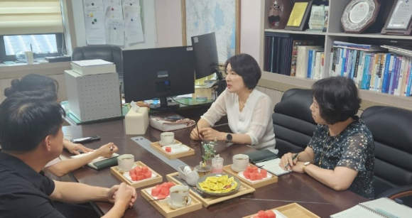 경주시는 폭염에 대비해 취약계층 어르신들의 안전을 지키고 있는 노인맞춤돌봄서비스 수행기관 현장 점검에 나섰다.