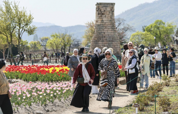경주를 찾은 외국인 관광객들이 첨성대 일원에서 봄꽃과 신라 문화유산을 둘러보며 관광을 즐기고 있다.