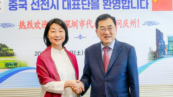 주낙영 경주시장이 지난 1일 중국 선전시 대표단과 오찬 간담회에 앞서 기념촬영을 하고 있다.