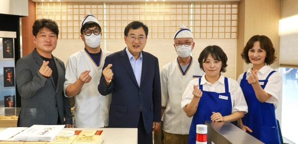 주낙영 경주시장이 경주시 농특산품 판매장 황리단길 4호점을 둘러보며 전시 판매 중인 농특산품을 살펴보고 있다.